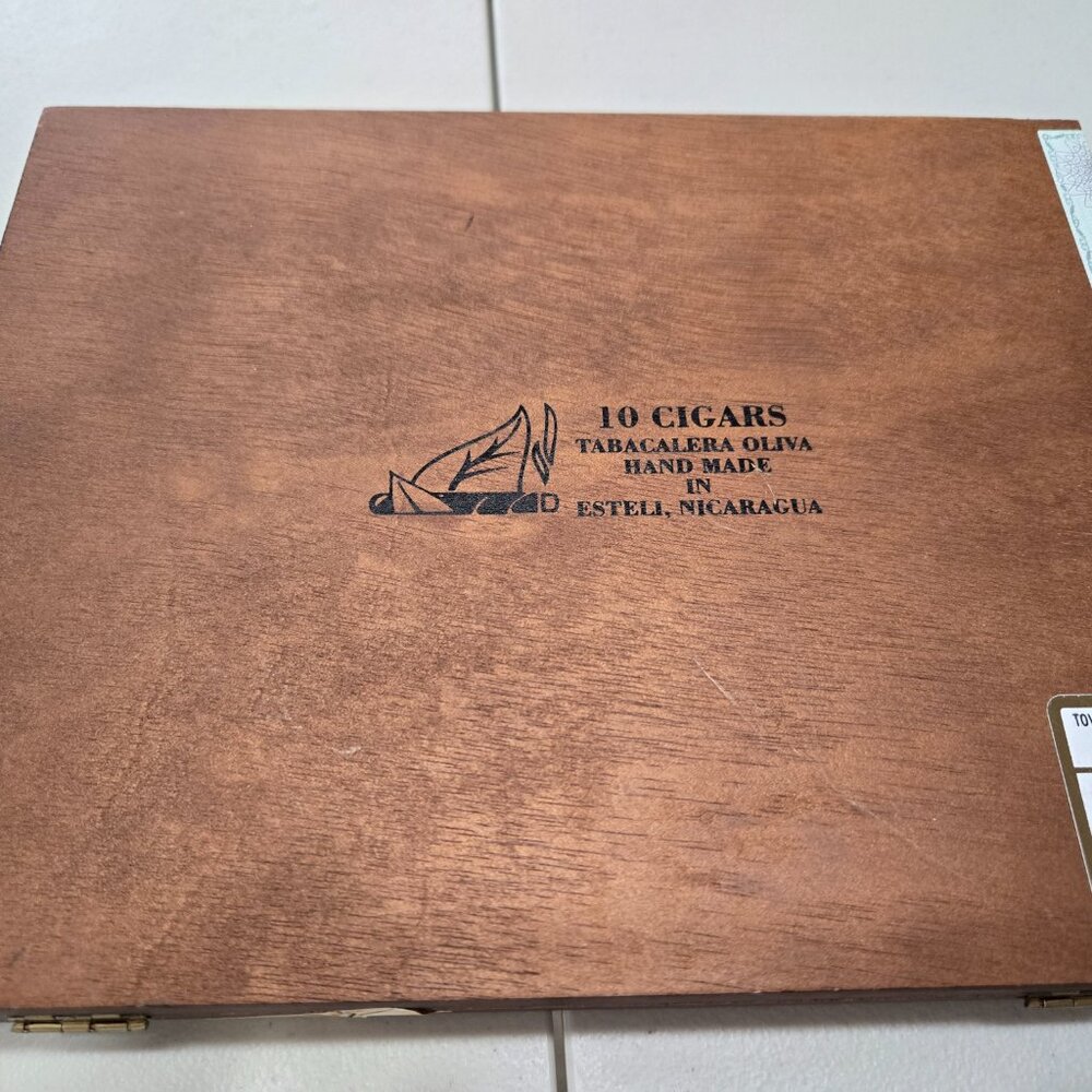 Oliva Series V Cigar Box - Picture 4 of 5